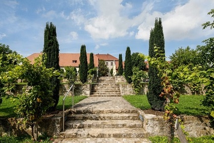 eine Steintreppe im Schlossgarten, die zum Resort Schloss Auerstedt führt